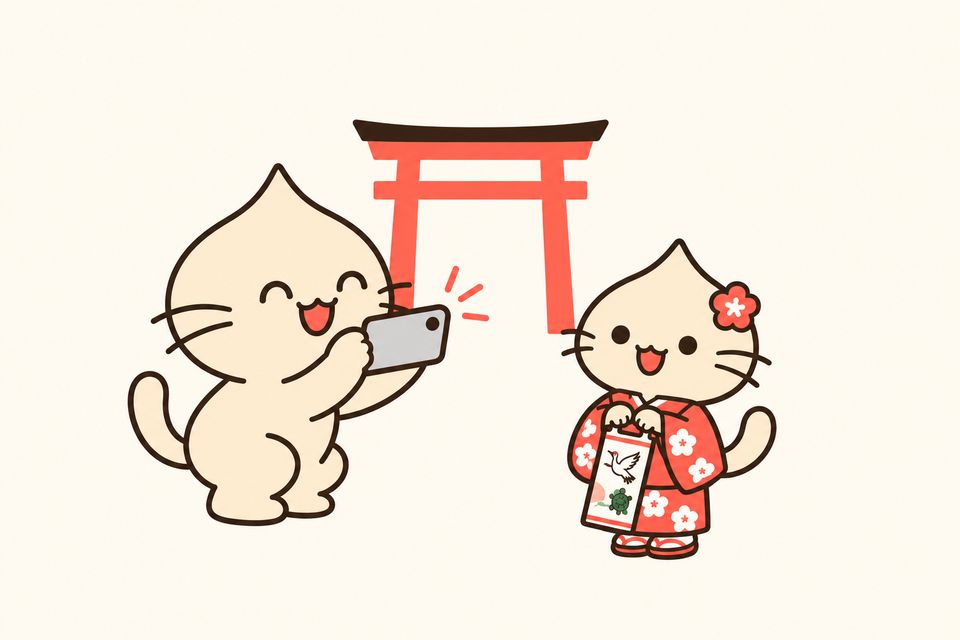 神社の鳥居の前で、千歳飴を抱えた着物姿の子ネコ（娘）を、親のにんにくネコがしゃがんでスマホで撮っている。